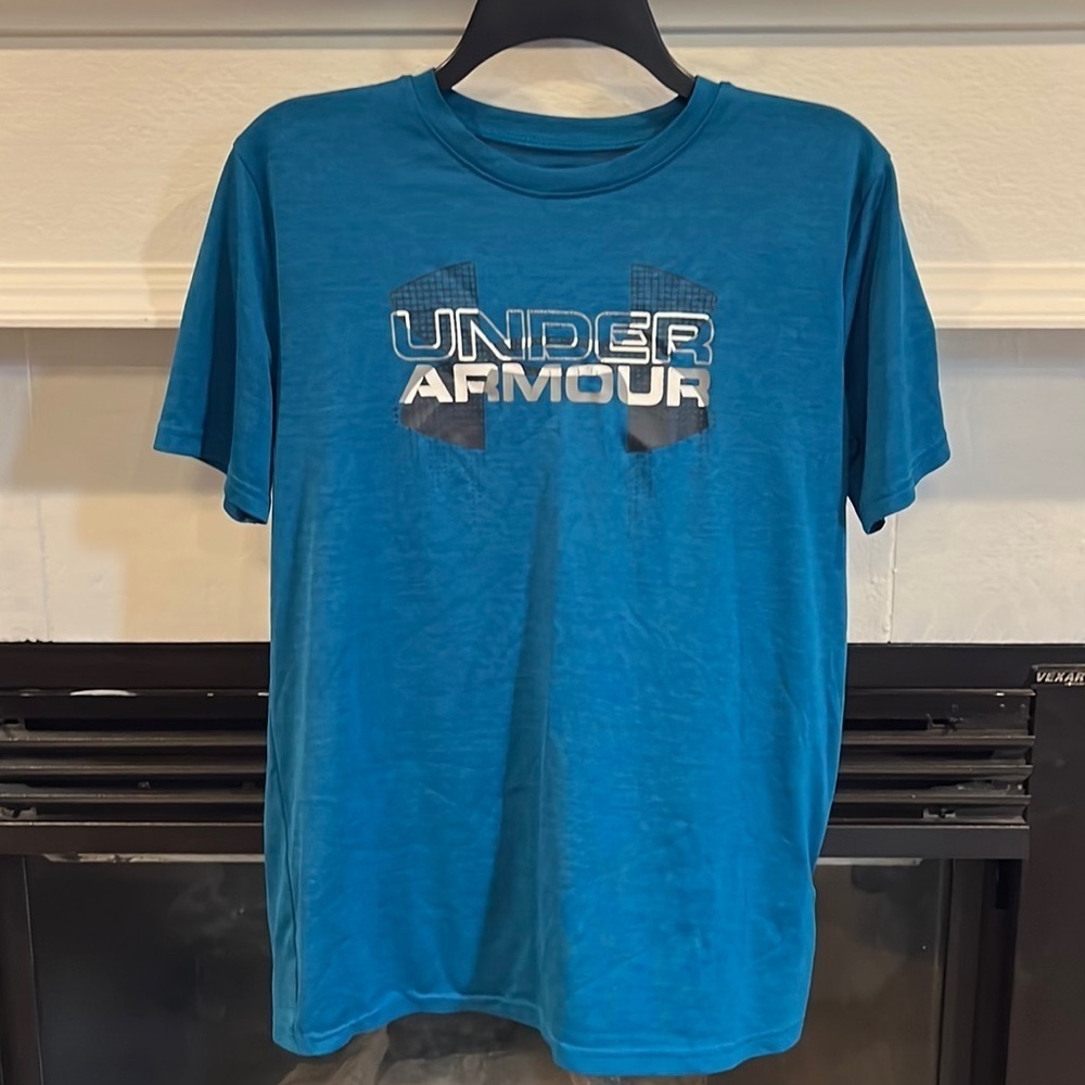Youth Under Armour loose heat gear t shirt. Size XL